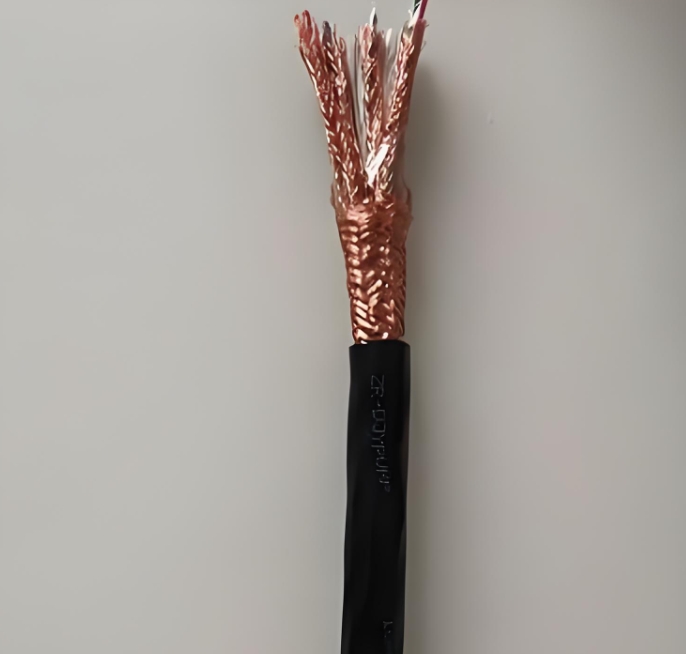 電纜作為電力傳輸?shù)难}，其性能直接影響到整個(gè)系統(tǒng)的可靠性.jpg